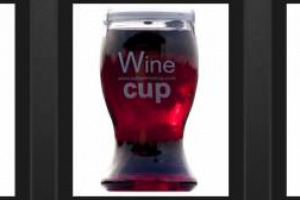 &ldquo;Italian Wine Cup&rdquo;, il vino italiano al bicchiere e &ldquo;monodose&rdquo;, pensato soprattutto per i mercati stranieri. Nel progetto anche la veneta Viticoltori Ponte. Ordini gi&agrave; per 120.000 pezzi, ma si punta al milione entro la fine dell&rsquo;anno