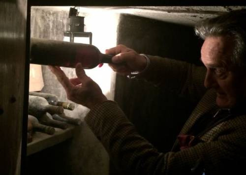 Jacopo Biondi Santi nel caveau della Tenuta Greppo, con le vecchie Riserve ottocentesche di Brunello di Montalcino