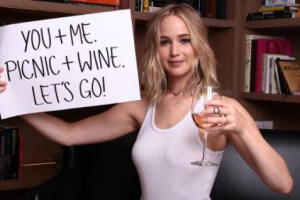 Tra vino, pomodori e star di Hollywood: mentre Madonna ha festeggiato il suoi 59 anni a Borgo Egnazia nel Salento facendo la salsa, Jennifer Lawrence cerca un compagno di viaggio tra le vigne di California per finanziare la fondazione Represent.Us