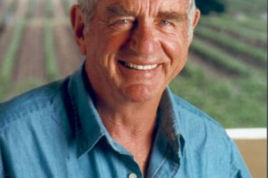 LA NAPA VALLEY PIANGE LA MORTE DELL&rsquo;UOMO CHE CON IL SUO CHARDONNAY, NEL 1976, CAMBI&Ograve; LA STORIA DEL VINO, FACENDO DELLA CALIFORNIA LA BORGOGNA D&rsquo;AMERICA. IL MONDO DEL VINO DICE ADDIO A JIM BARRETT