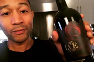 Vino e star dello spettacolo, &egrave; la volta di John Legend, autore da oltre 7 milioni di dischi venduti e 9 Grammy Awards, che debutta con la linea Lve (Legend Vineyard Exclusive), prodotta con la cantina californiana Raymond Wineyards