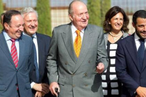 Quando la storia delle dinastie monarchiche si intreccia con quella del vino: &ldquo;don&rdquo; Juan Carlos sceglie l&rsquo;inaugurazione della sua cantina preferita, Bodegas Marqu&eacute;s de Murrieta, per tornare sulla scena dopo aver lasciato il trono di Spagna