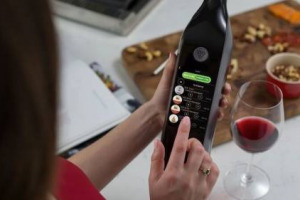 Il futuro delle bottiglie di vino? Ecco Kuv&eacute;e, start up americana che ha raccolto 6 milioni di dollari e lancer&agrave; sul mercato la &ldquo;Smart bottle&rdquo;, con touchscreen e wi-fi che permette, di conservare il vino per per oltre 30 giorni dopo l&rsquo;apertura