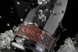 Vino e calcio, legami sempre pi&ugrave; stretti anche per il &ldquo;Diavolo&rdquo;: il Milan conferma per il terzo anno consecutivo la partnership con la griffe di Franciacorta, La Montina, con un Extra Brut vestito appositamente dei colori della squadra meneghina