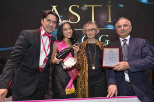 L&rsquo;Asti incorona la sua &ldquo;Bubble Queen&rdquo;. Si chiama Wang Ni la &ldquo;Lady Asti&rdquo; 2014, vincitrice del contest promozionale ideato dal Consorzio dell&rsquo;Asti Docg, che sar&agrave; l&rsquo;ambasciatrice delle bollicine piemontesi in Cina. Dopo un viaggio in Italia e Mogol ...