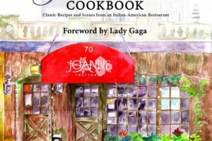Piatti da star: ecco “Joanne Trattoria cookbook: classic recipes and scenes from an italian-american restaurant”, il libro con le ricette della trattoria dei genitori di Lady Gaga a New York. Dove la cucina, come le origini della cantante, è italiana