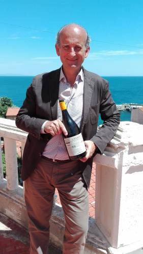 Il produttore Lamberto Frescobaldi, con la bottiglia made in Gorgona