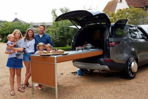 Il binomio chef-brand di successo è più che collaudato, e da quello del cuoco star britannico Jamie Oliver e Land Rover ne è uscita una versione del mitico fuoristrada con barbecue, gelatiera, tostapane e... un mini orto con le erbe aromatiche