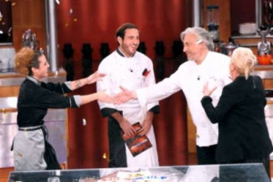 È LAPO MAGNI L’ULTIMO VINCITORE, IN ORDINE DI TEMPO, DI UN COOKING SHOW: “LA TERRA DEI CUOCHI”. PREMIATO DALLO CHEF SCABIN, IL GIOVANE CUOCO CONTINUA LA TRADIZIONE CULINARIA DI FAMIGLIA CHE VEDE IL PADRE DIRETTORE DEL RISTORANTE “DEI FRESCOBALDI”