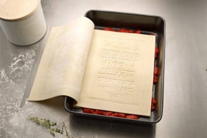 UN LIBRO DI RICETTE DA LEGGERE, CUCINARE E MANGIARE NEL VERO SENSO DELLA PAROLA? ESISTE GIÀ, È SOLO UN PROGETTO, MA PRESTO LO POTREMMO TROVARE AL SUPERMERCATO: SI CHIAMA “COOKBOOK”, E L’HA PENSATO L’AGENZIA DI DESIGN ED INNOVAZIONE TEDESCA “KOREFEE”