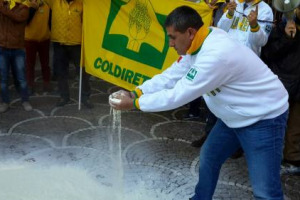 Nessuna intesa sul prezzo del latte: il tavolo ristretto tra produttori e industriali convocato dal Ministero delle Politiche Agricole si chiude con il “no” degli allevatori. Dura reazione di Coldiretti: “35 centesimi al litro proposta provocatoria”