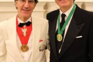 MALPENSANTI A TACERE, CHAMPAGNE &ldquo;CHIAMA&rdquo; PROSECCO: L&rsquo;ANTICO &ldquo;ORDRE DES COTEAUX&rdquo;, FONDATO ALLA CORTE DEL RE SOLE, HA UN NUOVO CONFRATELLO CHE VIENE DALL&rsquo;ITALIA: GIANCARLO MORETTI POLEGATO, PRIMO VIGNERON DI PROSECCO, NOMINATO CAVALIERE DELLO CHAMPAGNE