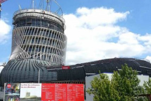 I lavori della Cit&eacute; du Vin di Bordeaux procedono spediti, ed emergono i primi dettagli sul &ldquo;decanter&rdquo;: il settimo piano ospiter&agrave; il ristorante &ldquo;7&egrave;me&rdquo;, gestito dallo chef Nicolas Lascombes, l&rsquo;ottavo un belvedere su cui degustare vini da tutto il mondo