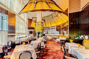 Chiude Le Cirque di Sirio Maccioni…per un nuovo inizio. Il mito mondiale della cucina italiana a New York per oltre 40 anni e punto di riferimento di tutto lo Star System, servirà i suoi ultimi ospiti entro l’anno, per riaprire nell’Upper East nel 2018