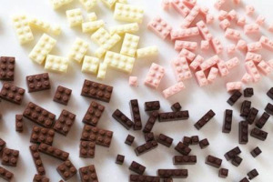 I Lego, diventano un cult culinario grazie al designer giapponese Akihiro Mizuuchi, che ha inventato un’intera collezione di mattoncini componibili di tante forme completamente realizzata in cioccolato fondente, cioccolato bianco e fragola