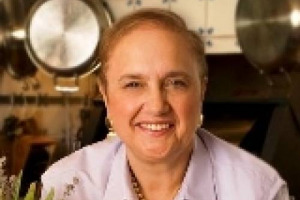 LA CRISI DEL WINE & FOOD IN USA? “C’E’, MA NON E’ COSI’ MORTALE COME LA DIPINGONO IN ITALIA, E’ PIÙ UNA FASE DI ATTESA PER IL FUTURO. E QUESTO VALE ANCHE PER IL VINO …”. PAROLE DI LIDIA BASTIANICH, LA CHEF ITALO-AMERICANA TRA LE PIÙ FAMOSE D’AMERICA