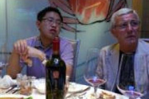 L&rsquo;EX ALLENATORE AZZURRO MARCELLO LIPPI, ORA AL GUANGZHOU, SQUADRA CINESE DELLA SOCIET&Agrave; HENGA, HA SCELTO UN VINO ITALIANO PER BRINDARE ALLE VITTORIE DEI GIALLOROSSI ASIATICI, UNA BARBERA D&rsquo;ASTI FIRMATA DA SCRIMAGLIO, CASA VINICOLA DI NIZZA MONFERRATO