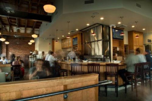 UNA &ldquo;WINE LIST&rdquo; CON SOLO SFUSO, MA LONTANA ANNI LUCE, ALMENO NELLE INTENZIONI DEI PROMOTORI, DAL VETUSTO &ldquo;VINELLO DELLA CASA&rdquo;. L&rsquo;IDEA ARRIVA DAL TRUXTON&rsquo;S AMERICAN BISTRO DI LOS ANGELES (CALIFORNIA). CON VINI DI QUALIT&Agrave; SPILLATI DA BARILI DI ACCIAIO