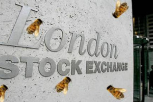TUTTI PAZZI PER LE API: DOPO PARIGI E NEW YORK, ANCHE LONDRA AVRÀ IL SUO SCIAME. GLI ALVEARI SARANNO ISTALLATI SUI TETTI DELLA LONDON STOCK EXCHANGE - LA BORSA DI LONDRA, E IL MIELE SARÀ DISTRIBUITO IN DONO ALLE SOCIETÀ QUOTATE IN BORSA