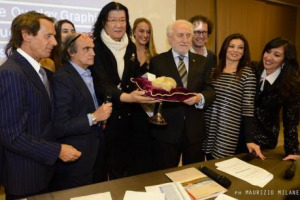 450.000 euro, record assoluto, con il lotto top, due tartufi del peso complessivo di 1.170 grammi, andato allo chef cinese Zhenxiang Dong per 100.500 euro: l’“Asta Mondiale del Tartufo Bianco d’Alba” 2016 tra Grinzane Cavour, Philadelphia e Hong Kong