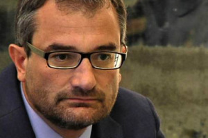 Consorzi, erga omnes e contributi dei non soci: nel dibattito aperto dalla Federazione Italiana Vignaioli Indipendenti interviene, a WineNews, il dirigente Mipaaf Luca Bianchi. &ldquo;Consorzi assicurino trasparenza e condivisione delle informazioni&rdquo;