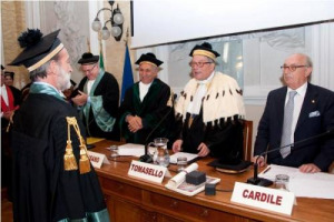 IL &ldquo;DOTTOR&rdquo; LUCA MARONI: IL CRITICO E AUTORE DELL&rsquo;&ldquo;ANNUARIO DEI MIGLIORI VINI ITALIANI&rdquo;, HA RICEVUTO LA LAUREA HONORIS CAUSA IN &ldquo;SCIENZE ENOGASTRONOMICHE&rdquo; DALLA STORICA UNIVERSIT&Agrave; DI MESSINA. &ldquo;UN TRIBUTO CHE ATTRAVERSO ME VA AI PRODUTTORI DI VINO&rdquo;