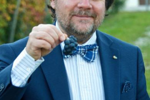 Nel 2030 l&rsquo;89% della superficie vitata italiana sar&agrave; soggetta a siccit&agrave;. Nel 2100 avremo condizioni africane, e la vite si sposter&agrave; in altura, e pi&ugrave; a Nord. Se non si interviene, anche con la genetica. Cos&igrave; Mercalli, Scienza e Alleanza Cooperative