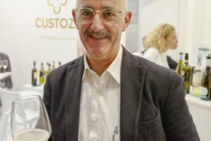 Il Garda Doc, nato per abbracciare la produzione di bollicine di dieci denominazioni diverse, fa i conti con il presente e punta alle 50 milioni di bottiglie. Dal mercato interno all&rsquo;export, le strategie della denominazione guidata da Luciano Piona