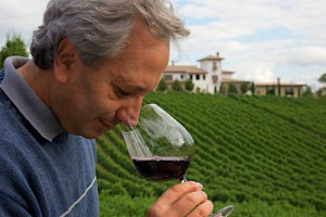 “Vino & Scienza” by Expo: gli “odori anomali” del vino non sono “tipicità”, sono uguali in tutto il mondo. Anzi sono il contrario esatto: l’impronta olfattiva è tra caratteristiche che meglio identifica il binomio vitigno territorio. Così Luigi Moio “Vino & Scienza” by Expo: gli “odori anomali” del vino non sono “tipicità”, sono uguali in tutto il mondo. Anzi sono il contrario esatto: l’impronta olfattiva è tra caratteristiche che meglio identifica il binomio vitigno territorio. Così Luigi Moio