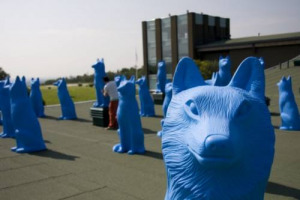 LUPI BLU A GUARDIA DELLA CANTINA: A CA&rsquo; DEL BOSCO, IN FRANCIACORTA, ARRIVANO I &ldquo;BLUE GUARDIANS&rdquo;, UNA SORPRENDENTE INSTALLAZIONE DEL CRACKING ART GROUP