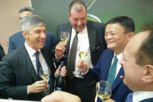 &ldquo;Mr Alibaba&rdquo; Jack Ma a Vinitaly sedotto da due &ldquo;chicche&rdquo; del vino italiano: il Trentodoc di Mezzocorona, tra i leader in Trentino, e il Ben Ry&egrave; della griffe siciliana Donnafugata. &ldquo;Vini davvero fantastici, che dovr&agrave; presto regalare a mia moglie&rdquo;
