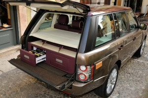 VINITALY 2011 - C&rsquo;E&rsquo; ANCHE UNA &ldquo;WINE MOBILE&rdquo; PER IL TRASPORTO DI ROSSI E CHAMPAGNE. MOTORE POTENTE E ARMADI CLIMATIZZATI NEL BAGAGLIAIO, PER UNA ENO-CAR NATA DALL&rsquo;IDEA DELLA RIVISTA &ldquo;SPIRITO DIVINO&rdquo; E &ldquo;AZNOM&rdquo;