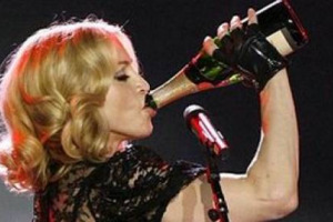 IL VINO AL RISTORANTE SI PORTA DA CASA. LO FA ANCHE MADONNA: LA DIVA DELLE DIVE &ldquo;SCOVATA&rdquo; DAI PAPARAZZI IN UN RISTORANTE DI NEW YORK. CHE CON UN TOCCO DI GLAMOUR (SI &Egrave; PORTATA ANCHE I CALICI DI CRISTALLO) SDOGANA UNA TENDENZA SEMPRE PI&Ugrave; IN VOGA