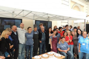 Un negozio che vende domande. Abbinate a prodotti enogastronomici. Come “Amore perché non mi porti in un campo di grano?” insieme a una confezione di pasta di Gragnano. A Torino, ai MagazziniOz. By Farinetti, Gino Paoli, Luciana Litizzetto & Co.