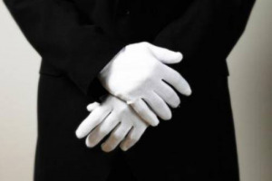 IL MESTIERE DEL MAGGIORDOMO NON CONOSCE CRISI. TANTO CHE SI MOLTIPLICANO LE SCUOLE DI FORMAZIONE SOPRATTUTTO IN OLANDA, ITALIA E BELGIO PER UN MESTIERE CHE GARANTISCE UN GUADAGNO DAI 30.000 AI 170.000 EURO L’ANNO, OLTRE AL VITTO E ALLOGGIO GRATIS