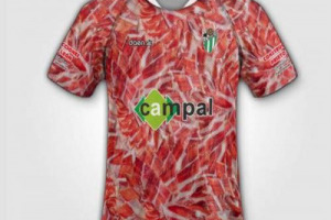 I sapori locali si uniscono alla squadra di calcio della città nella seconda divisa del Club Deportivo Guijuelo, che ha deciso di stampare nelle maglie il prosciutto di Guijuelo, nota per il “jamon serrano”. Un modo per omaggiare un prodotto tipico