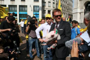 L’ECONOMIA DI CARTA UCCIDE QUELLA REALE ANCHE IN AGRICOLTURA, E DALLE PECORE AI MAIALI, GLI ANIMALI ITALIANI “INCROCIANO LE BRACCIA”: CON I PASTORI A CAGLIARI E CON GLI ALLEVATORI DELLA COLDIRETTI IN PIAZZA AFFARI A MILANO