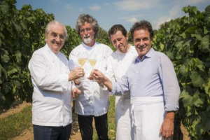 IN FRANCIACORTA LA VENDEMMIA SI AVVICINA E LA QUALIT&Agrave; DELLE UVE &Egrave; OTTIMA. LA RACCOLTA &Egrave; PREVISTA PER LA SECONDA MET&Agrave; DI AGOSTO. E 4 GRANDI CHEF SI PREPARANO AL BRINDISI: SONO GUALTIERO MARCHESI, VITTORIO FUSARI, STEFANO CERVENI, MAURIZIO ROSSI