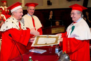 “DA GIOVANE CORREVO IN BICICLETTA E VINCEVO SPESSO, OGGI ARRIVO ANCHE SENZA CORRERE”. CON UNA BATTUTA GUALTIERO MARCHESI ESORDISCE NELLA CERIMONIA DI CONSEGNA DELLA LAUREA HONORIS CAUSA IN SCIENZE GASTRONOMICHE ALL’UNIVERSITÀ DEGLI STUDI DI PARMA