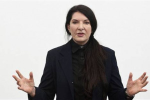 Nelle Langhe tra arte, con la&ldquo;sacerdotessa&rdquo; della &ldquo;performing art&rdquo; Marina Abramovic, e agricoltura sostenibile, con &ldquo;Coltivare & Custodire&rdquo; (con l&rsquo;Universit&agrave; di Scienze Gastronomiche di Pollenzo): il 2017 della griffe del Barolo Ceretto