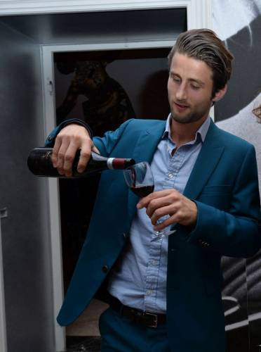 L’attore Mark Ryder, l’affascinante Cesare Borgia, si rilassa bevendo i vini Zenato