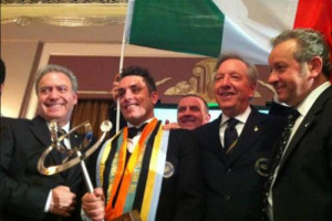 &ldquo;WORLD WIDE SOMMELIER ASSOCIATION&rdquo;: ANCORA ITALIANO IL CAMPIONE DEL MONDO DEI SOMMELIER: LUCA MARTINI, ARETINO, HA SUPERATO, A LONDRA, LA CONCORRENZA DI 22 AVVERSARI DA TUTTO IL MONDO E HA RACCOLTO LO SCETTRO DI LUCA GARDINI