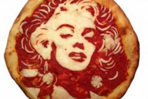 DA OBAMA A ROMNEY, DA MARYLIN MONROE A MARLON BRANDO PASSANDO PER BABBO NATALE: IL PIZZAIOLO ITALO - SCOZZESE DOMENICO CROLLA METTE TUTTI NELLA SUA “PIZZA STAR COLLECTION”, DOVE MOZZARELLA E POMODORO INCONTRANO L’ARTE