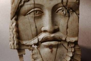 &ldquo;IL DONO DI DIONISO. MITOLOGIA DEL VINO NELL&rsquo;ITALIA CENTRALE E NELLA GRECIA DEL NORD&rdquo;: UNA MOSTRA PER ILLUSTRARE IL CONSUMO DEL VINO NELL&rsquo;ANTICHIT&Agrave;, LE TECNICHE PRODUTTIVE, I METODI DI CONSERVAZIONE E ASSUNZIONE DEL VINO NELLE PRATICHE RITUALI