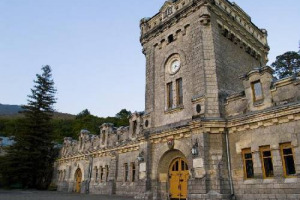 A due anni dall&rsquo;annessione della Crimea da parte della Russia Massandra, storica cantina della regione, riprende a esportare - nello specifico, in Bielorussia. Ancora off-limits causa sanzioni i tradizionali mercati (Usa, UK, Europa)