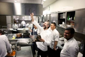 La missione sociale di chef Massimo Bottura non si ferma: l’ultimo frutto del progetto “Food For Soul” è il Refettorio Paris, che apre le porte domani nella capitale francese, per accogliere con un pasto caldo chi non ce la fa