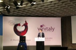 &ldquo;SE SONO QUI &Egrave; PER PRENDERE DEGLI IMPEGNI SERI, E PERCH&Eacute; IL GOVERNO VUOLE ASCOLTARE E SUPPORTARE IL MONDO DEL VINO&rdquo;. COS&Igrave;, A VINITALY IL PRESIDENTE DEL CONSIGLIO, MATTEO RENZI. &ldquo;NEL 2020 L&rsquo;OBIETTIVO DEVE ESSERE ESPORTARE 7,5 MILIARDI DI EURO&rdquo;