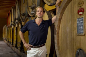 Ancora compravendite in terra di Langhe: la Poderi Luigi Einaudi, fondata nel 1897 a Dogliani da Luigi Einaudi, ha acquisito 9 ettari, di cui 4 coltivati a Barolo nella sottozona Dardi di Bussia, uno dei Cru pi&ugrave; storici e prestigiosi delle Langhe