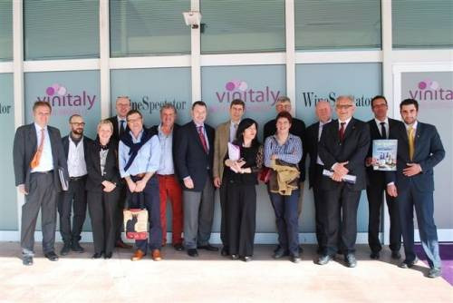 Al centro Thomas Matthews Bruce Sanderson e Stevie Kim (Vinitaly in The World)