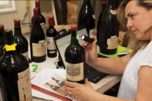 La tecnologia usata per i diamanti per tracciare i vini da collezione: l&rsquo;ultima frontiera della lotta alla contraffazione si chiama &ldquo;Chai Wine Vault&rdquo;, e arriva dalla collaborazione tra la Everledger e la &ldquo;Sherlock Holmes del vino&rdquo; Maureen Downey